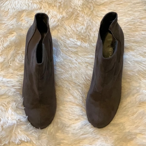 Grey faux suede booties 3 1/2-4in heel, round toe. - Picture 2 of 4